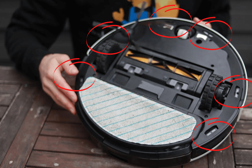 Absturzerkennungssensoren des Yeedi Vac 2 Pro an der Unterseite des Saugroboters